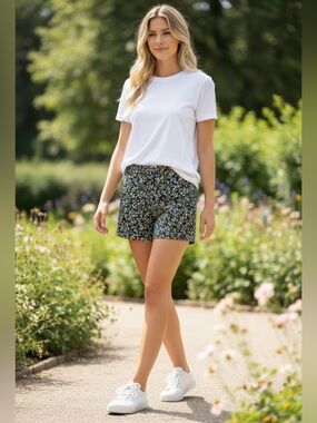 Gap Cotton Field of Flowers City Shorts 
size 8   NWOT